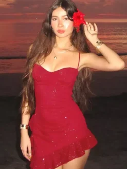 Robe de soirée rouge sans manches à bretelles et décolleté asymétrique