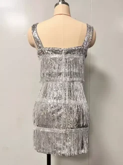 Robe de soirée sexy argentée à sequins épaules dénudées sans manches dos nu en polyester.