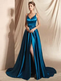 Robe de soirée trapèze en satin à col en V et traîne fendue sur le devant idéale pour les fêtes.