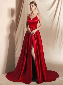 Robe de soirée trapèze en satin à col en V et traîne fendue sur le devant idéale pour les fêtes.