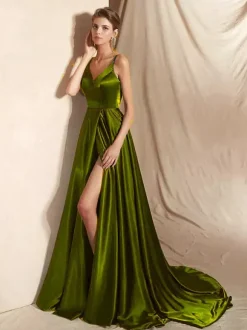 Robe de soirée trapèze en satin à col en V et traîne fendue sur le devant idéale pour les fêtes.
