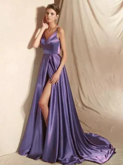 Robe de soirée trapèze en satin à col en V et traîne fendue sur le devant idéale pour les fêtes.