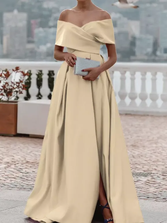 Robe de soirée trapèze en satin à épaules dénudées et traîne plissée pour dîner formel.