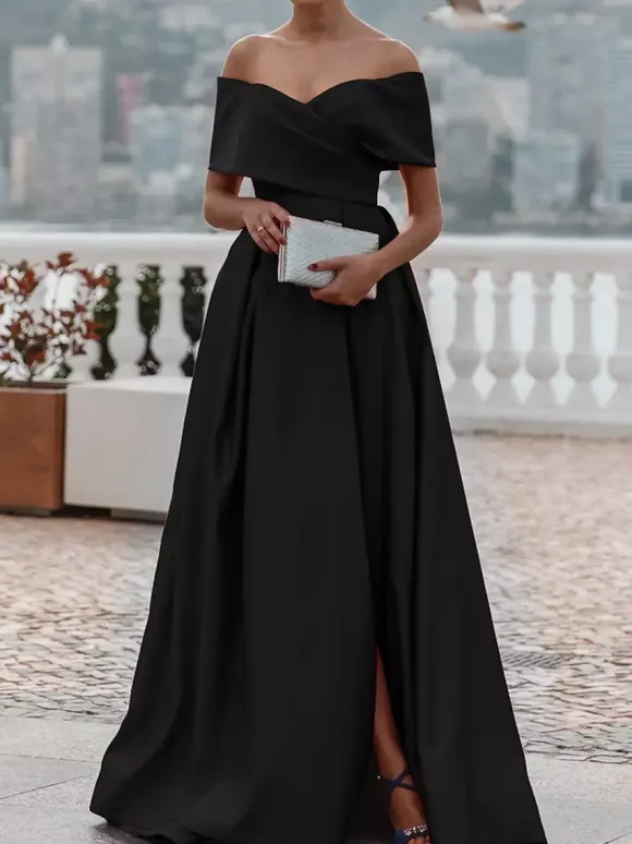 Robe de soirée trapèze en satin à épaules dénudées et traîne plissée pour dîner formel.