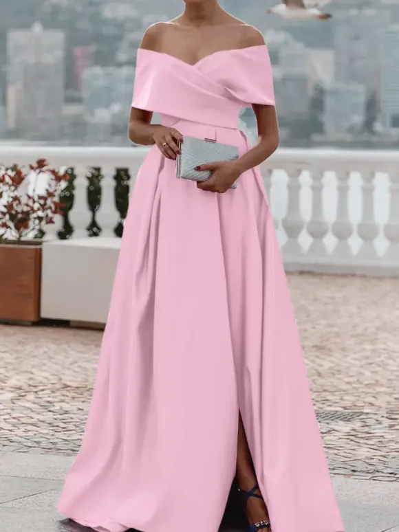 Robe de soirée trapèze en satin à épaules dénudées et traîne plissée pour dîner formel.