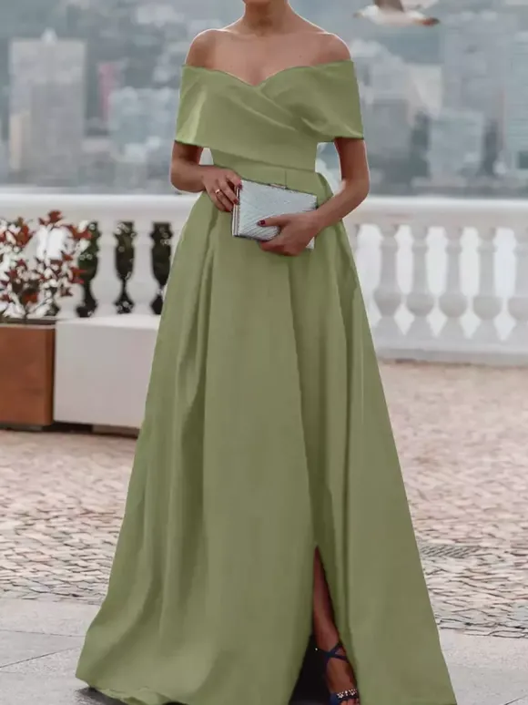 Robe de soirée trapèze en satin à épaules dénudées et traîne plissée pour dîner formel.