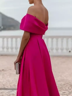Robe de soirée trapèze en satin à épaules dénudées et traîne plissée pour dîner formel.