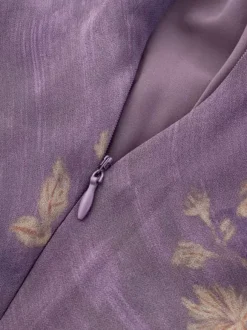 Robe de tous les jours pour femme à fleurs violettes sans manches col en V et taille haute.