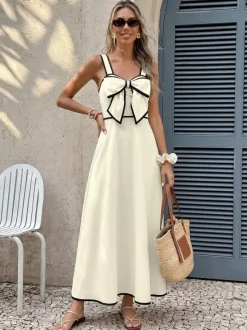Robe de vacances ivoire à bretelles midi et bordures noires contrastées