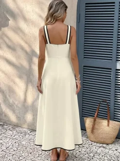 Robe de vacances ivoire à bretelles midi et bordures noires contrastées