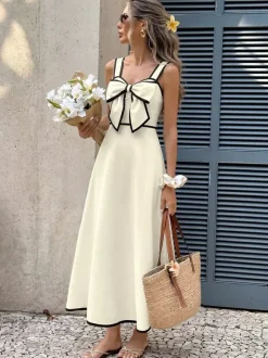 Robe de vacances ivoire à bretelles midi et bordures noires contrastées