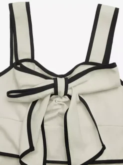 Robe de vacances ivoire à bretelles midi et bordures noires contrastées