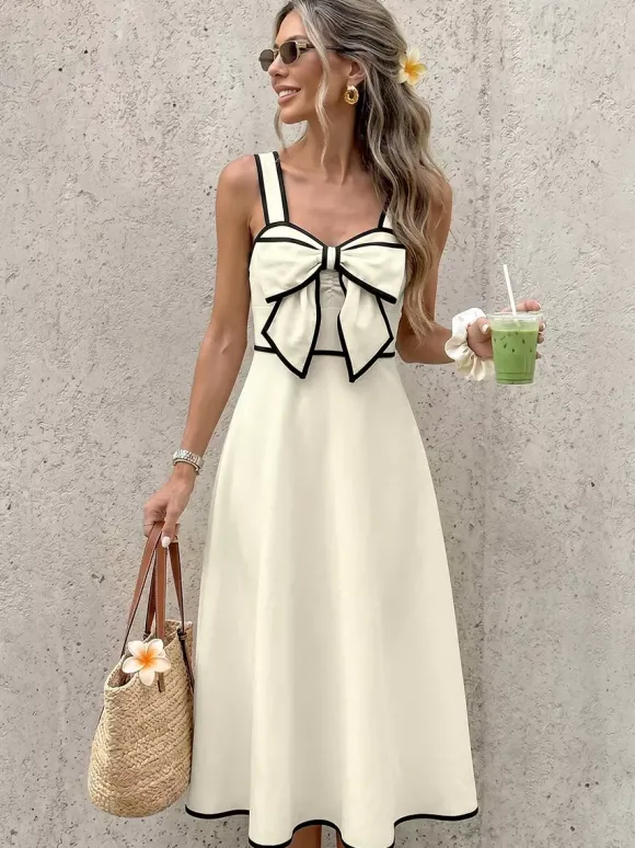 Robe de vacances ivoire à bretelles midi et bordures noires contrastées