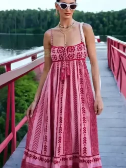 Robe de vacances à épaules dénudées sans manches en maille patchwork bretelles et col chic couleur pêche.