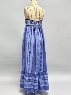 Robe de vacances à épaules dénudées sans manches en maille patchwork bretelles et col chic couleur pêche.