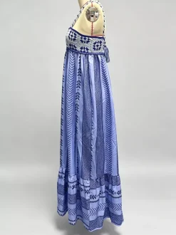 Robe de vacances à épaules dénudées sans manches en maille patchwork bretelles et col chic couleur pêche.