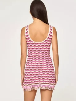 Robe de vacances sculptante sans manches à rayures et col rond rose athlétique