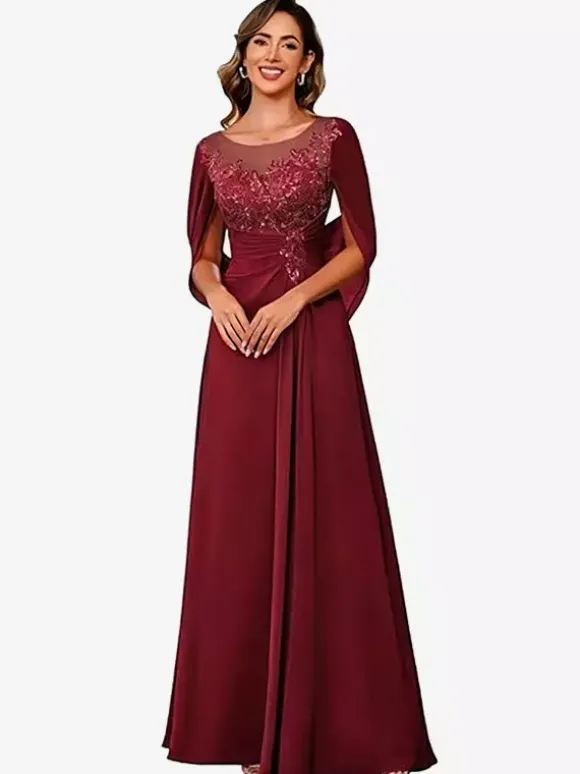 Robe d'invitée pour la mère de la mariée décolleté illusion manches mi-longues coupe trapèze en dentelle longueur au sol idéale pour un mariage.