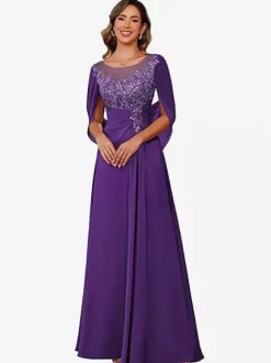 Robe d'invitée pour la mère de la mariée décolleté illusion manches mi-longues coupe trapèze en dentelle longueur au sol idéale pour un mariage.