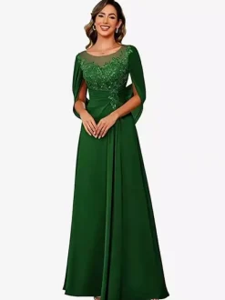 Robe d'invitée pour la mère de la mariée décolleté illusion manches mi-longues coupe trapèze en dentelle longueur au sol idéale pour un mariage.