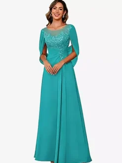 Robe d'invitée pour la mère de la mariée décolleté illusion manches mi-longues coupe trapèze en dentelle longueur au sol idéale pour un mariage.