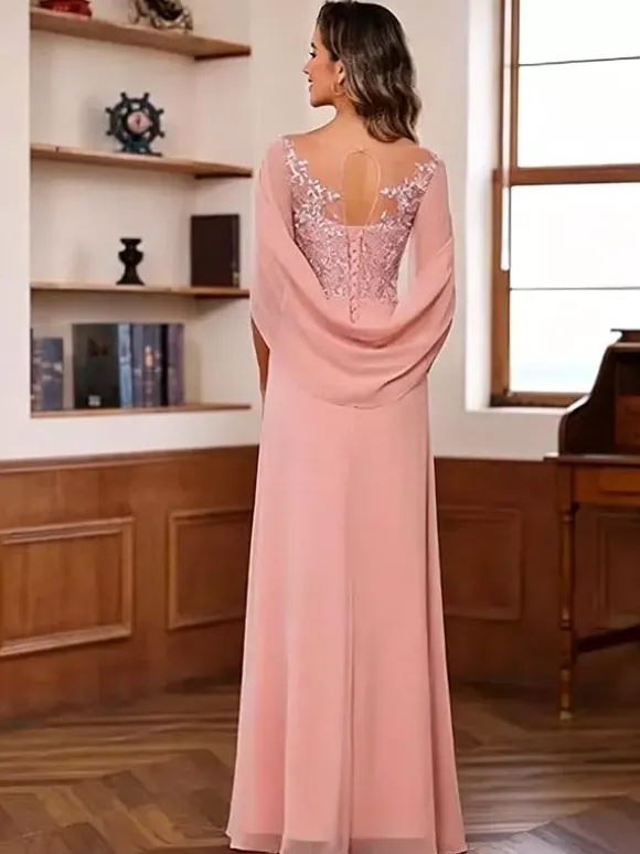 Robe d'invitée pour la mère de la mariée décolleté illusion manches mi-longues coupe trapèze en dentelle longueur au sol idéale pour un mariage.