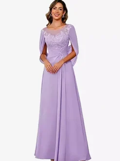 Robe d'invitée pour la mère de la mariée décolleté illusion manches mi-longues coupe trapèze en dentelle longueur au sol idéale pour un mariage.
