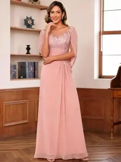 Robe d'invitée pour la mère de la mariée décolleté illusion manches mi-longues coupe trapèze en dentelle longueur au sol idéale pour un mariage.
