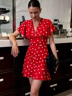 Robe d'été mini rouge plissée à manches courtes col en V et taille cache-c艙ur à pois pour femme.
