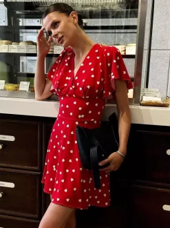 Robe d'été mini rouge plissée à manches courtes col en V et taille cache-c艙ur à pois pour femme.
