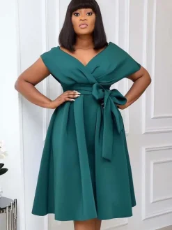 Robe Grande Taille Femme en Satin Mi-longue à Col Décolleté en V avec Bretelles Coupe Cintrée à Lacets Bas Evasée Unicolore