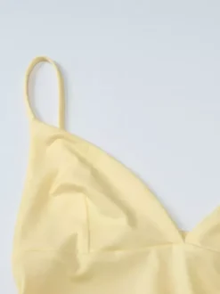 Robe jaune sexy mini à lacets sans manches dos nu et bretelles.