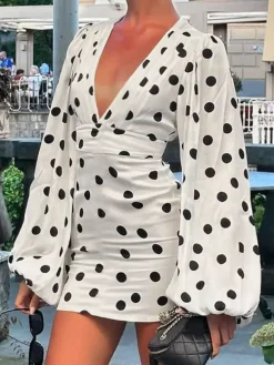 Robe élégante mini plissée à manches longues et col en V à pois pour une soirée en amoureux