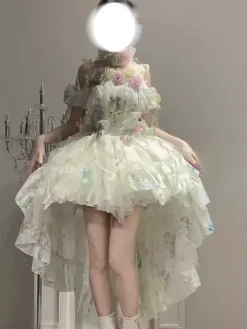 Robe Lolita féerique ornée de fleurs blanches de n艙uds et de volants.
