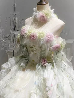 Robe Lolita féerique ornée de fleurs blanches de n艙uds et de volants.