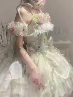 Robe Lolita féerique ornée de fleurs blanches de n艙uds et de volants.