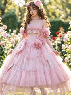 Robe Lolita rose féerique à bretelles spaghetti fleuries longueur thé idéale pour un tea party.