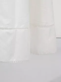 Robe longue blanche cintrée et élégante avec détails en dentelle parfaite pour les événements formels.