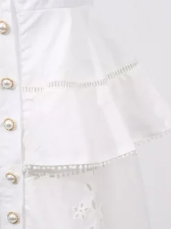 Robe longue blanche cintrée et élégante avec détails en dentelle parfaite pour les événements formels.