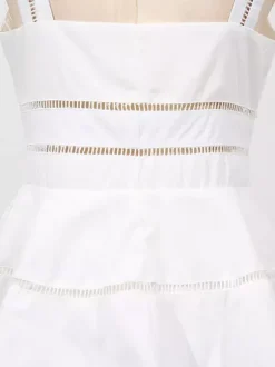 Robe longue blanche cintrée et élégante avec détails en dentelle parfaite pour les événements formels.