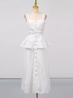 Robe longue blanche cintrée et élégante avec détails en dentelle parfaite pour les événements formels.