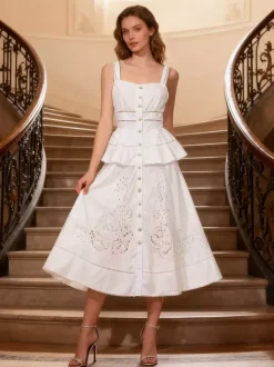 Robe longue blanche cintrée et élégante avec détails en dentelle parfaite pour les événements formels.