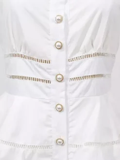 Robe longue blanche cintrée et élégante avec détails en dentelle parfaite pour les événements formels.