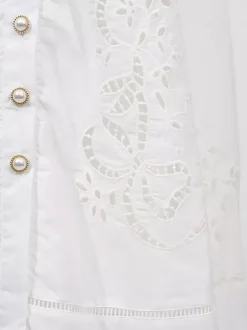 Robe longue blanche cintrée et élégante avec détails en dentelle parfaite pour les événements formels.