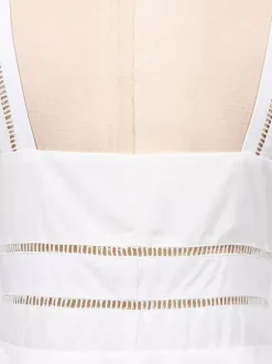 Robe longue blanche cintrée et élégante avec détails en dentelle parfaite pour les événements formels.