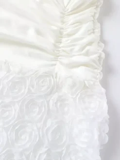 Robe longue blanche à col licou avec jupe fleurie 3D 2026