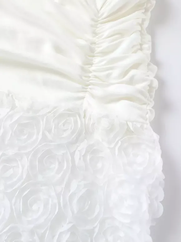 Robe longue blanche à col licou avec jupe fleurie 3D 2026