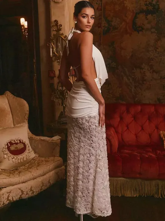 Robe longue blanche à col licou avec jupe fleurie 3D 2026