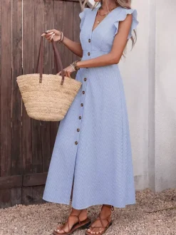 Robe longue bleue pour femme manches courtes col en V taille naturelle et jolis boutons.