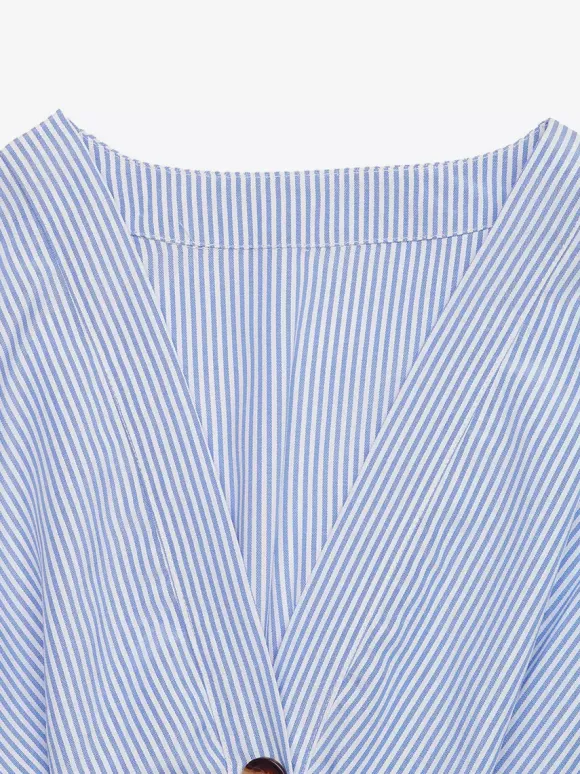 Robe longue bleue pour femme manches courtes col en V taille naturelle et jolis boutons.